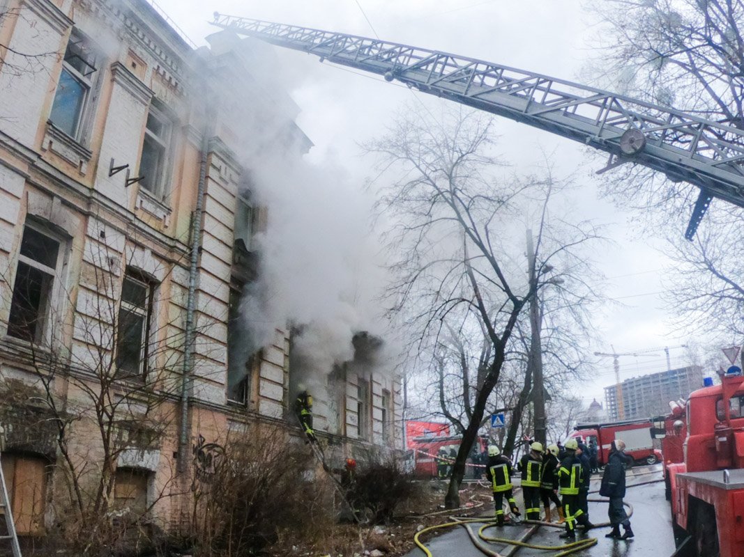 Пожар в заброшке начинался три раза подряд Пожар в заброшке начинался три раза подряд