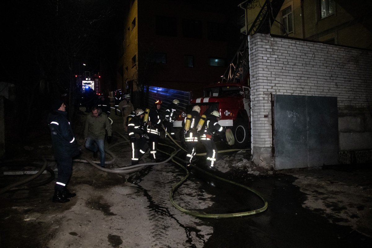 В Киеве произошел пожар в трехэтажном доме по адресу улица Белицкая, 31 В Киеве произошел пожар в трехэтажном доме по адресу улица Белицкая, 31
