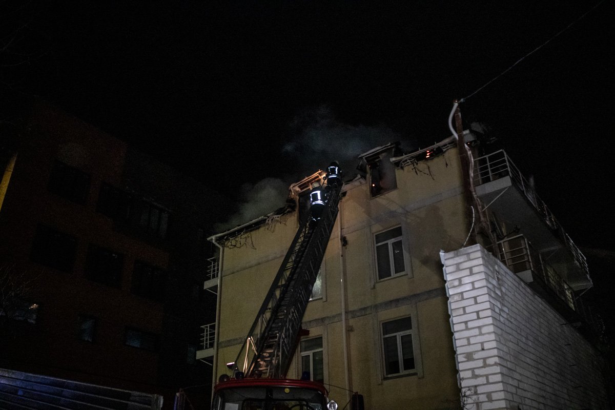 Огонь распространился на площади 400 квадратных метров Огонь распространился на площади 400 квадратных метров