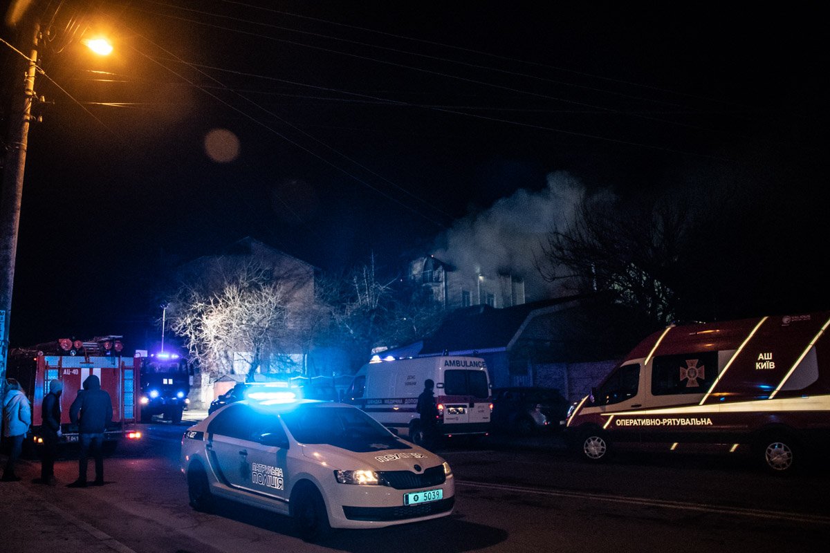 Очевидцы сообщили, что первым начал гореть дымоход Очевидцы сообщили, что первым начал гореть дымоход