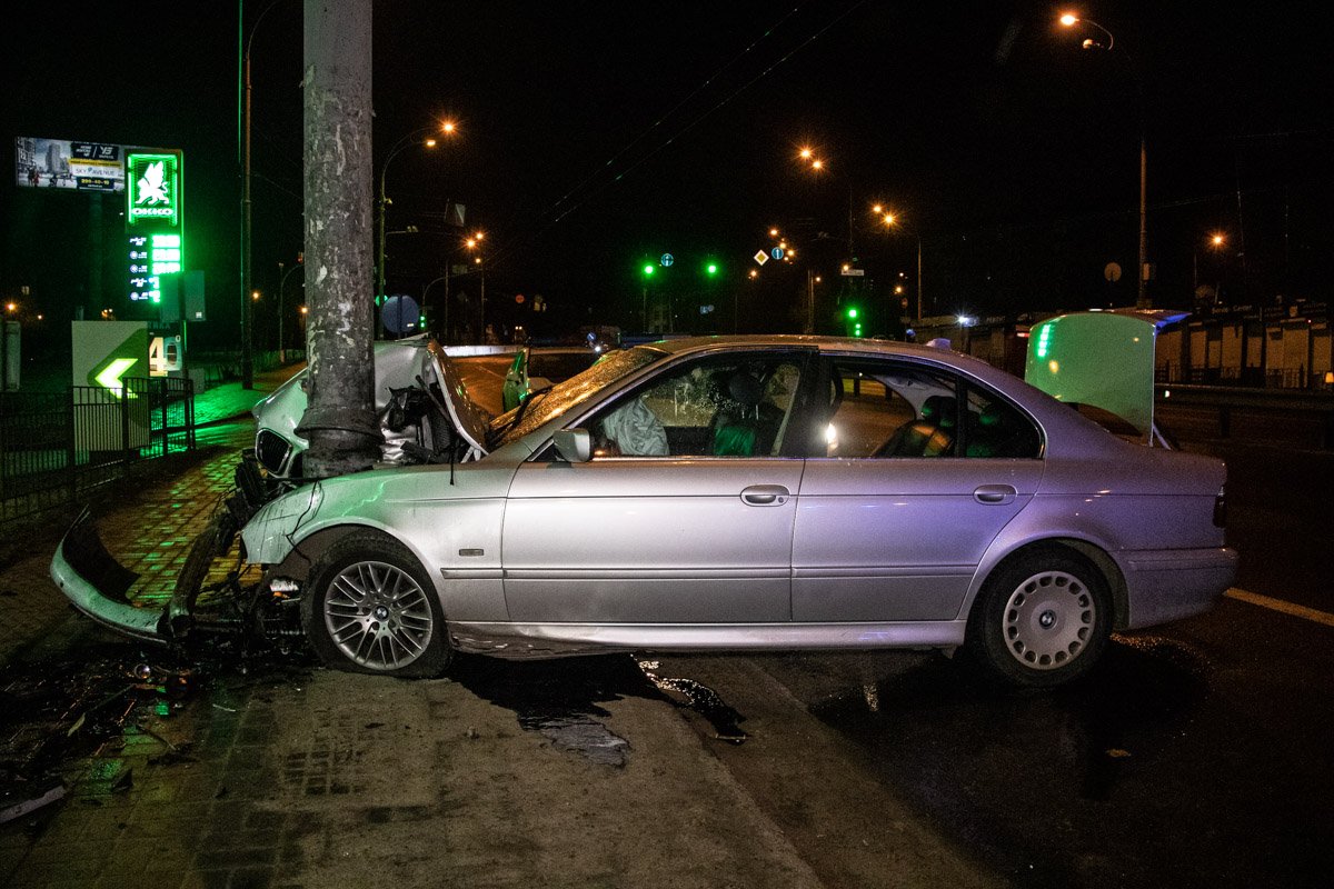 4 марта, в Киеве на Чоколовском бульваре произошла авария с участием автомобиля BMW 530D