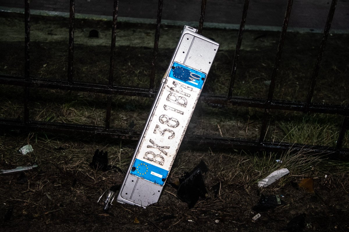 В салоне между водителем и пассажирами произошел конфликт, из-за которого водитель вышел из машины