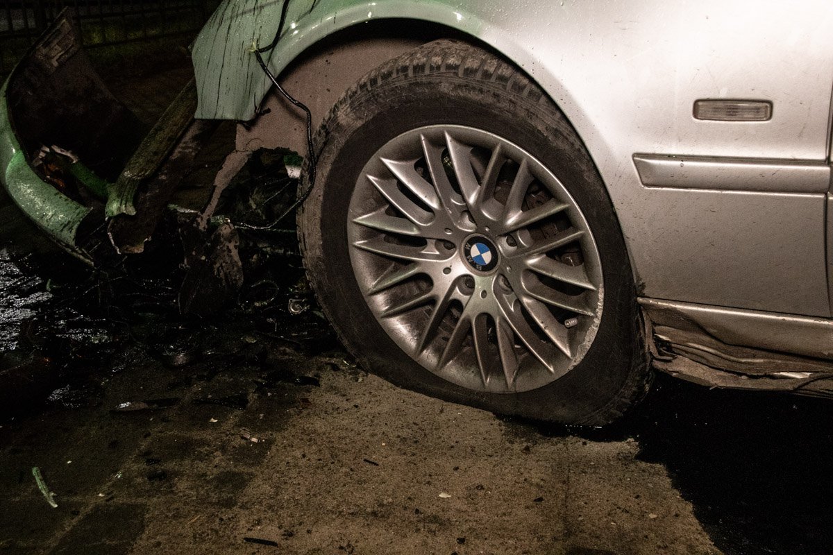 В результате аварии пострадали четыре человека в салоне BMW