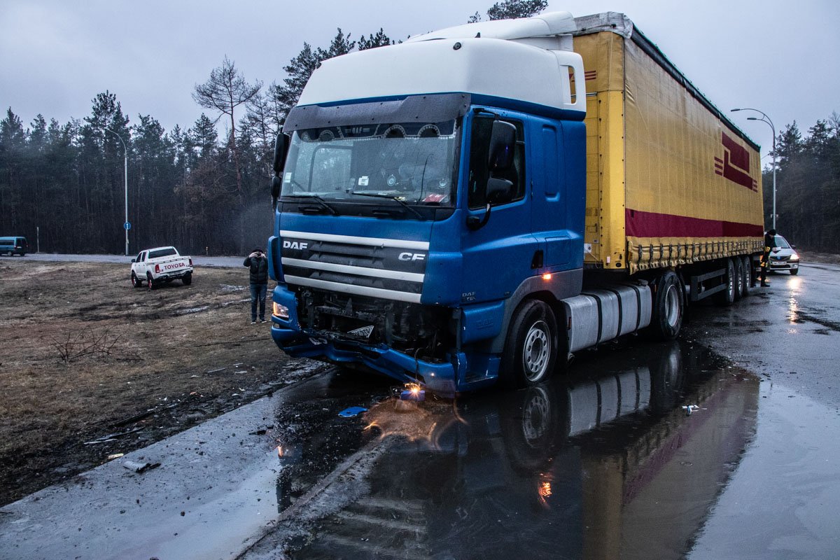 Машины столкнулись лоб в лоб
