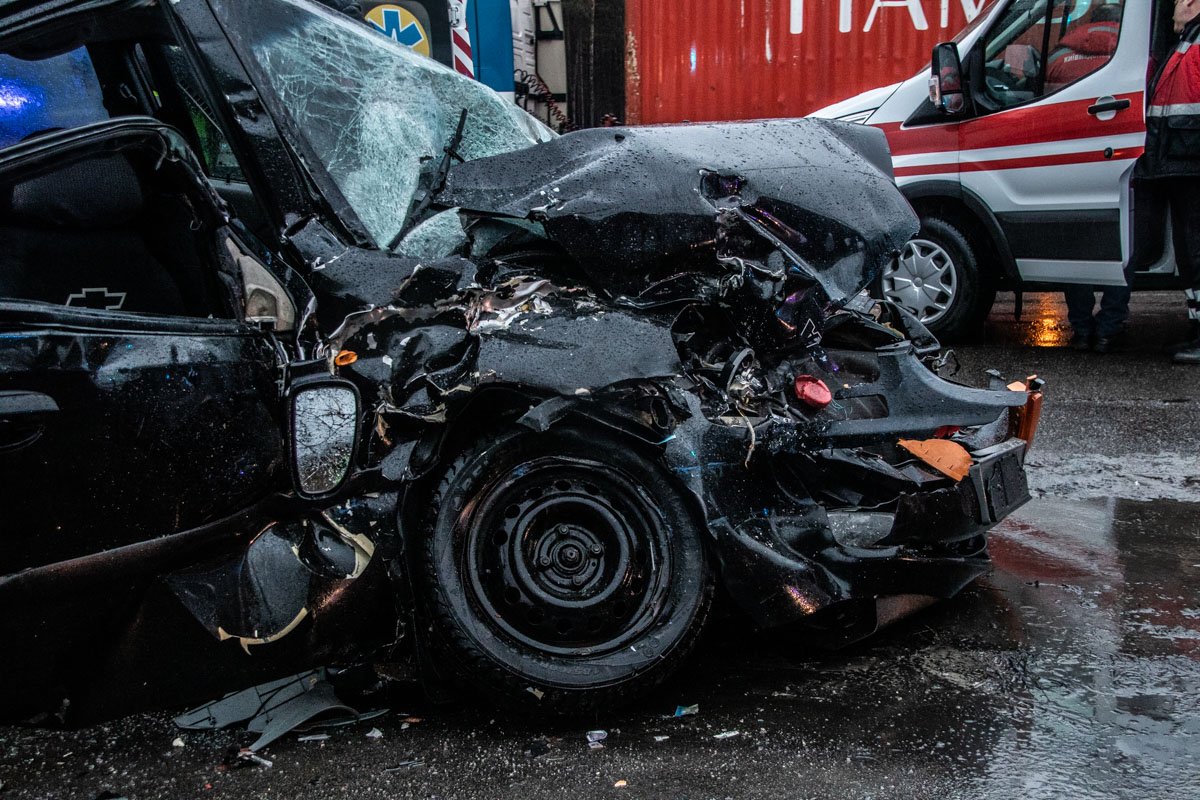 На развязке с улицей Богатырской в него врезался седельный тягач DAF с полуприцепом