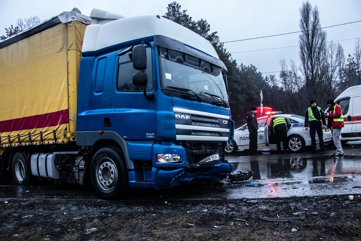 По словам полиции водитель фуры не пропустил легковой автомобиль
