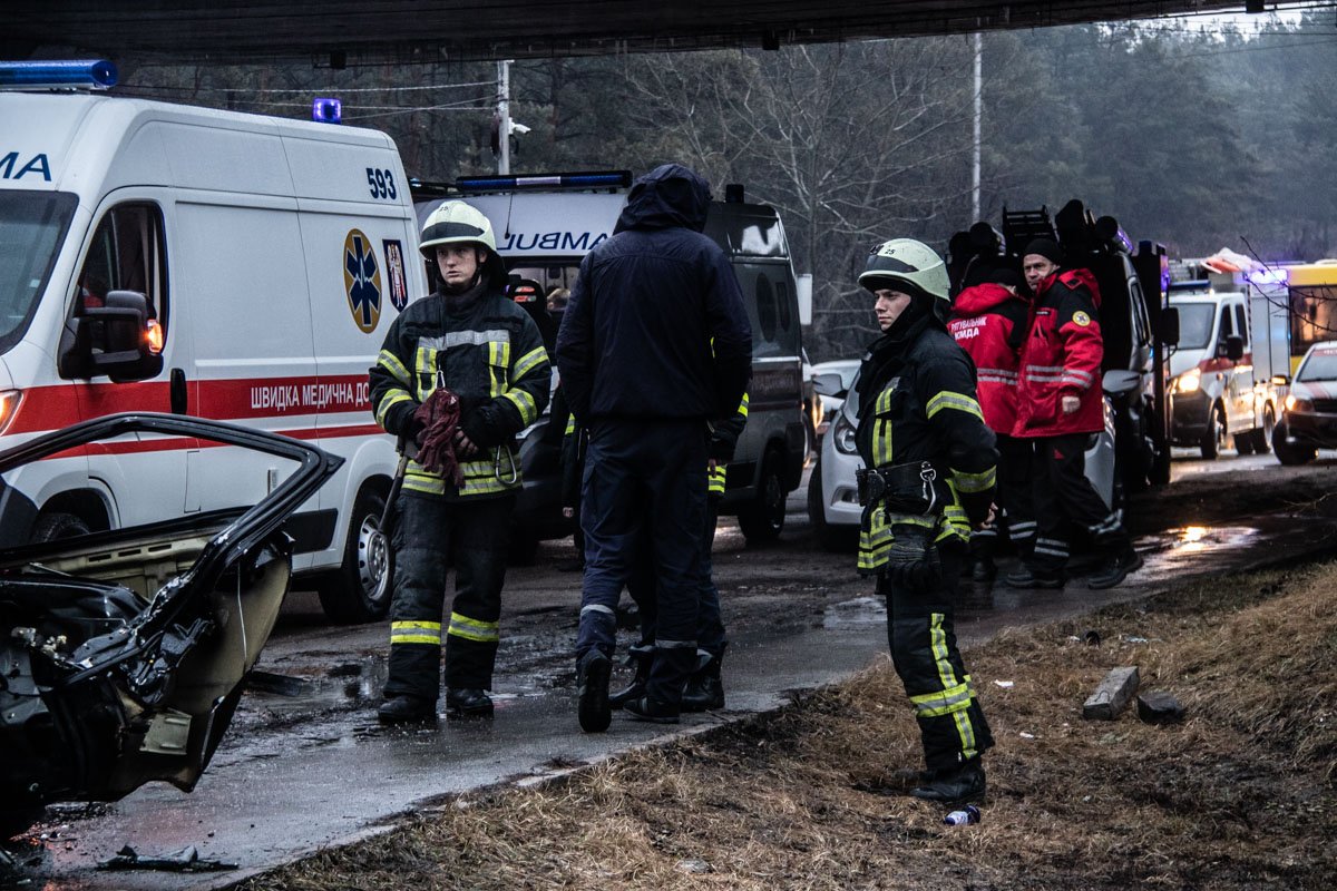 В результате аварии пострадали все люди, которые находились в салоне Chevrolet Aveo