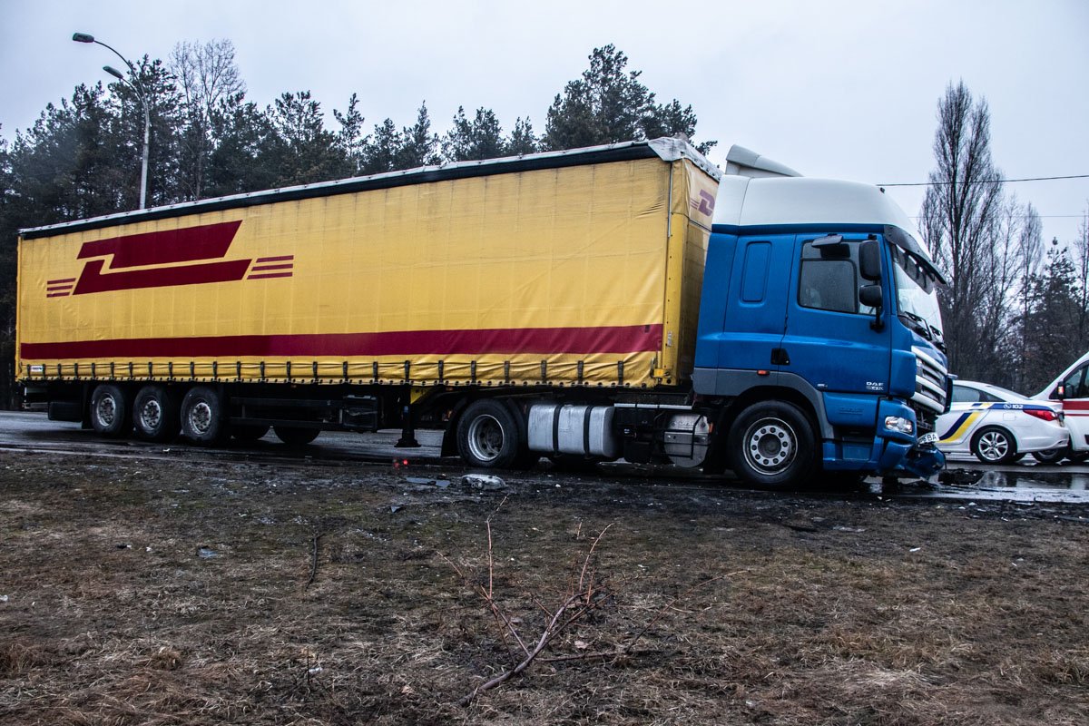 Удар был столь сильным, что из искореженной машины людей вырезали спасатели ГСЧС