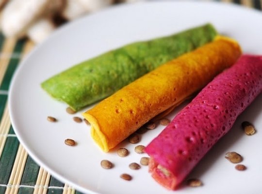 Цветные блины - и лакомство, и украшение