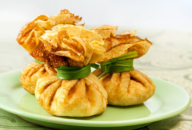 Блины в мешочках смотрятся интересно