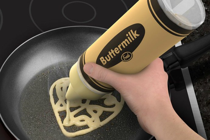 Массу из бутылки можно выливать, словно рисуя, получив таким образом узорчатые блины