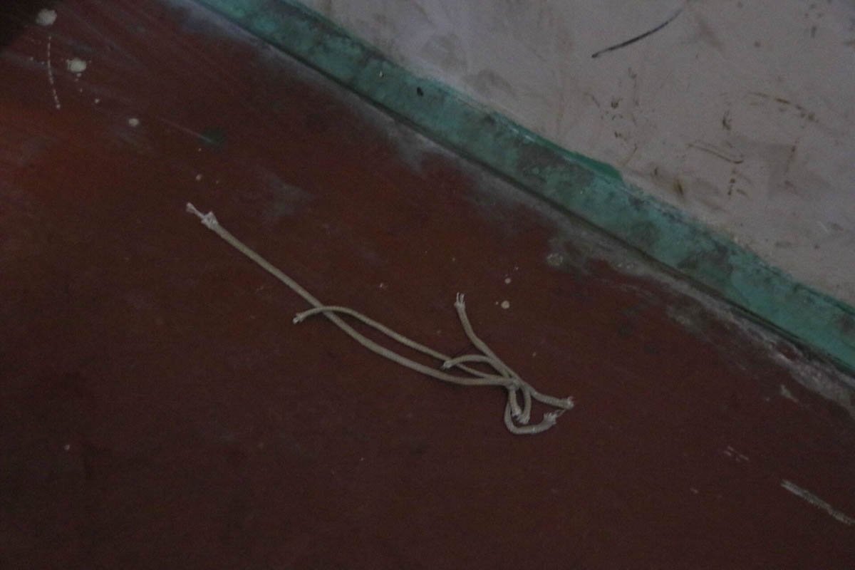 Мужчина 1963 года рождения повесился на бельевой веревке, которую привязал к трубе в парадном