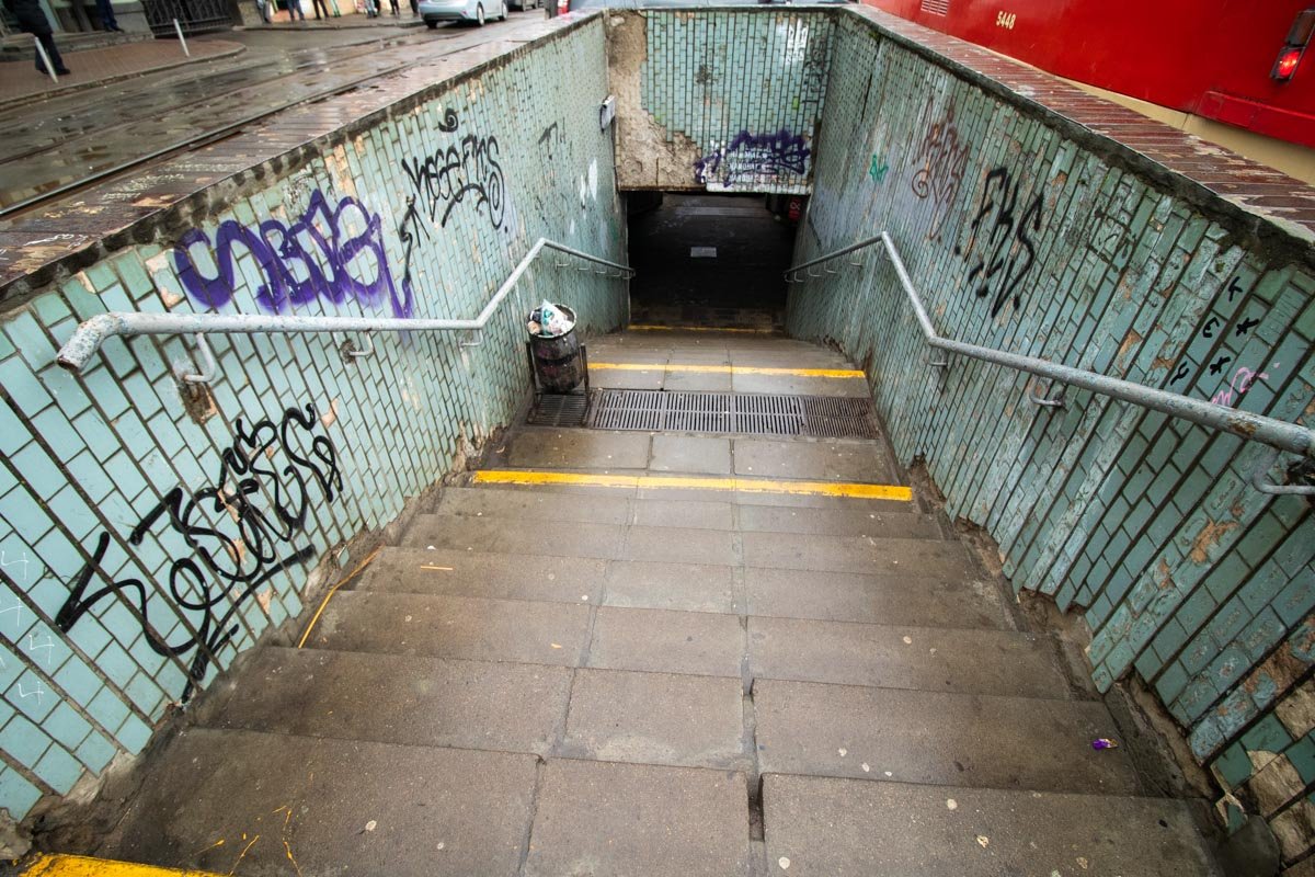 Перила и плитка в переходе потрепаны временем и уже совсем не имеют вида