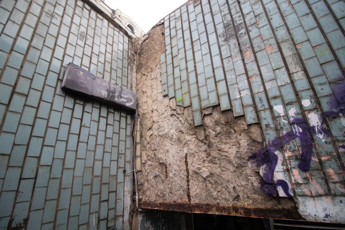 Местами плитки нет вовсе