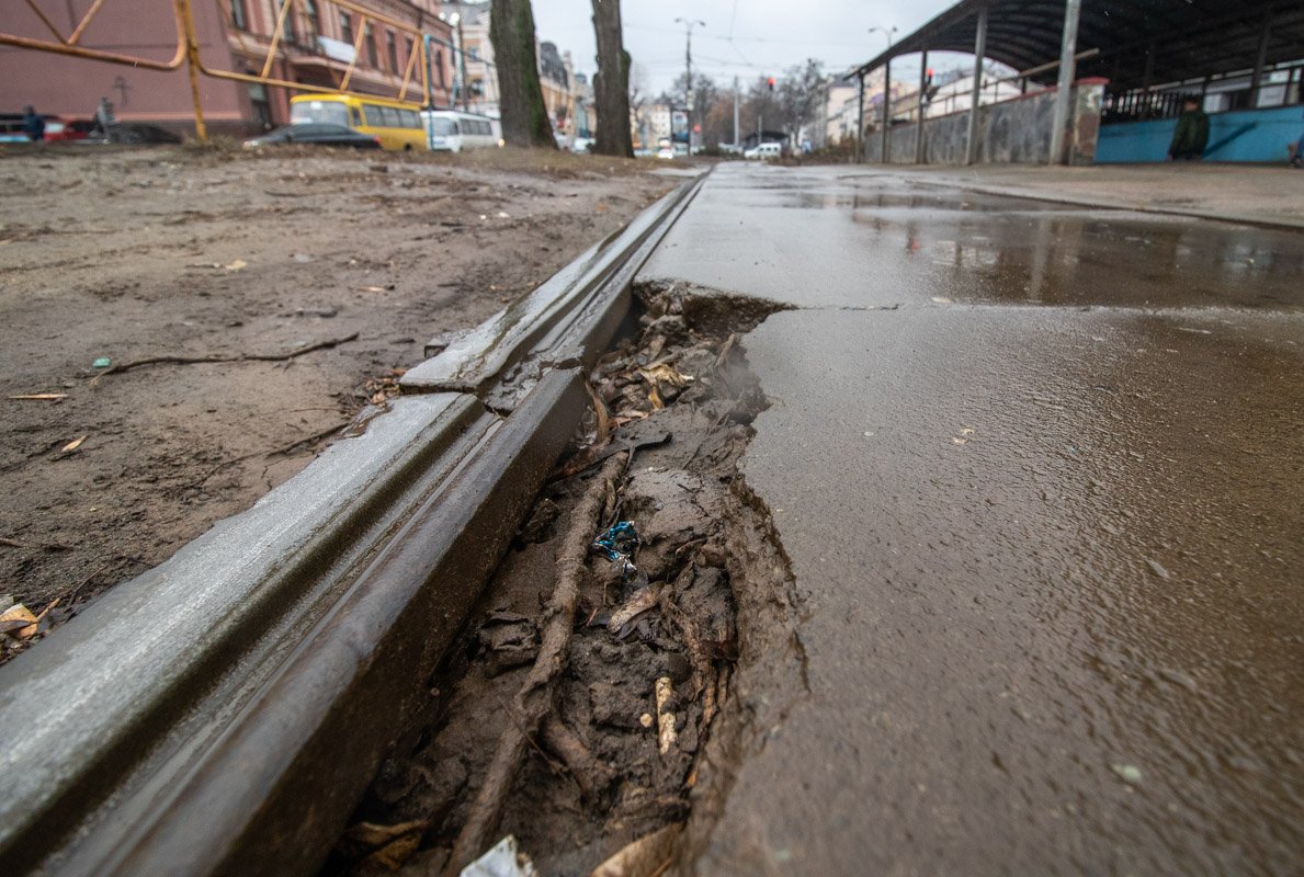 Асфальт возле колей и вовсе провалился 