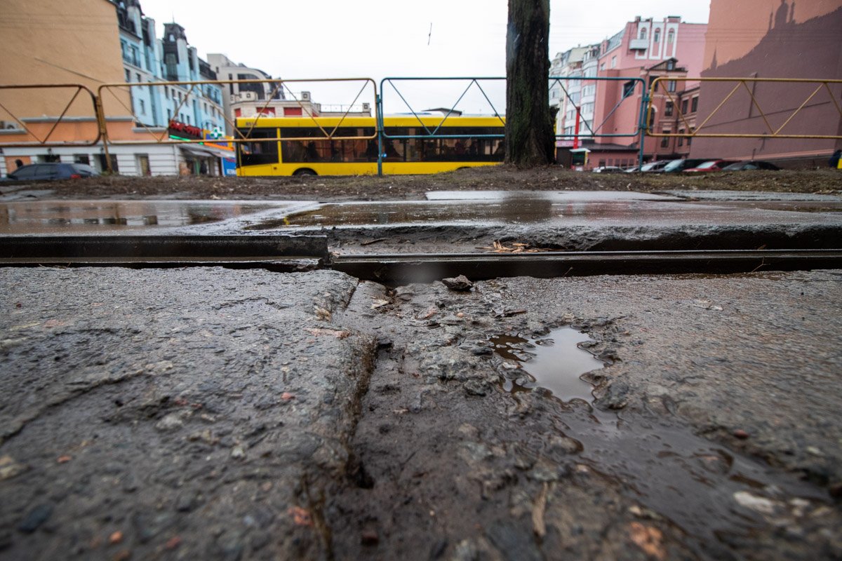 Такое состояние дорог на маршруте трамвая может спровоцировать аварию