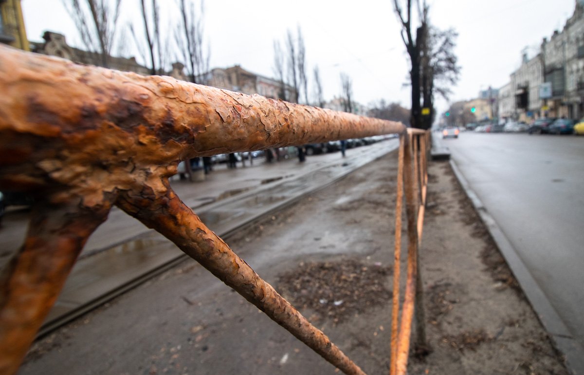 Что уж говорить о заборе вдоль дороги... Может и до него дойдут когда-то руки