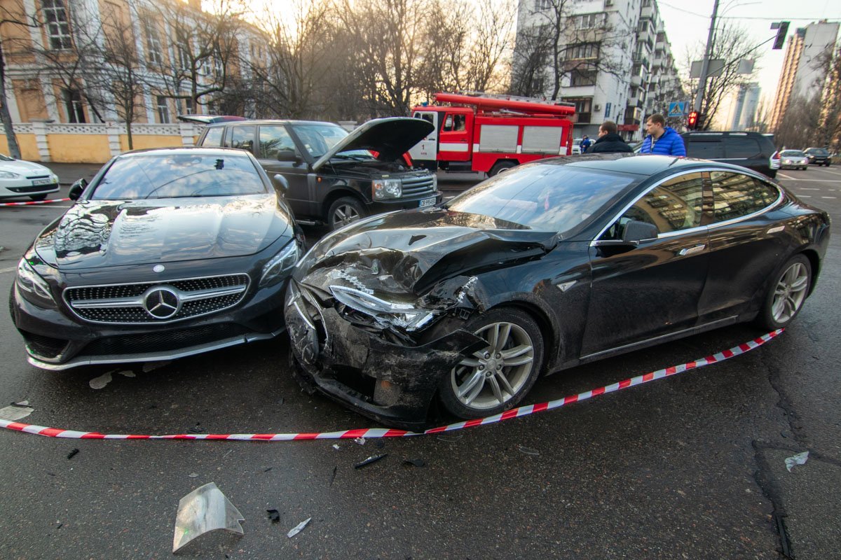 В центре Киева Tesla протаранила Mercedes и Range Rover 