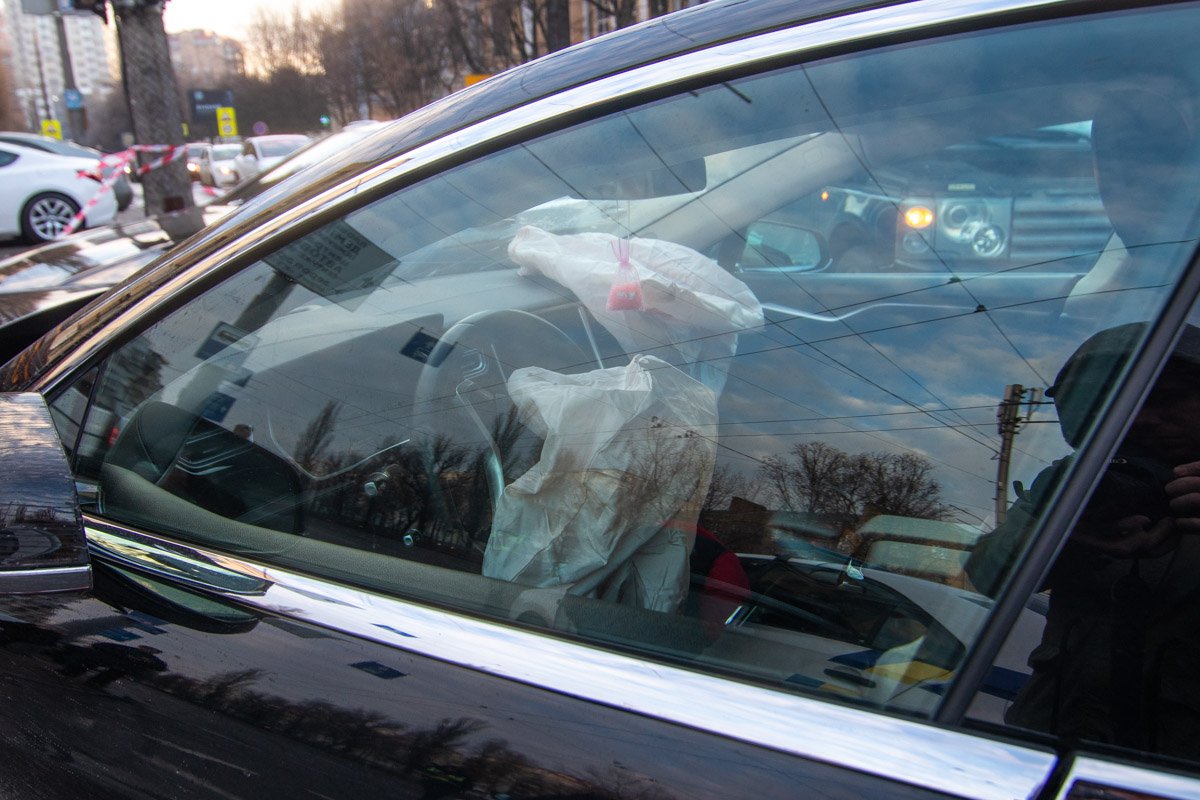 По словам свидетелей, внедорожник пытался проскочить перед электрокаром