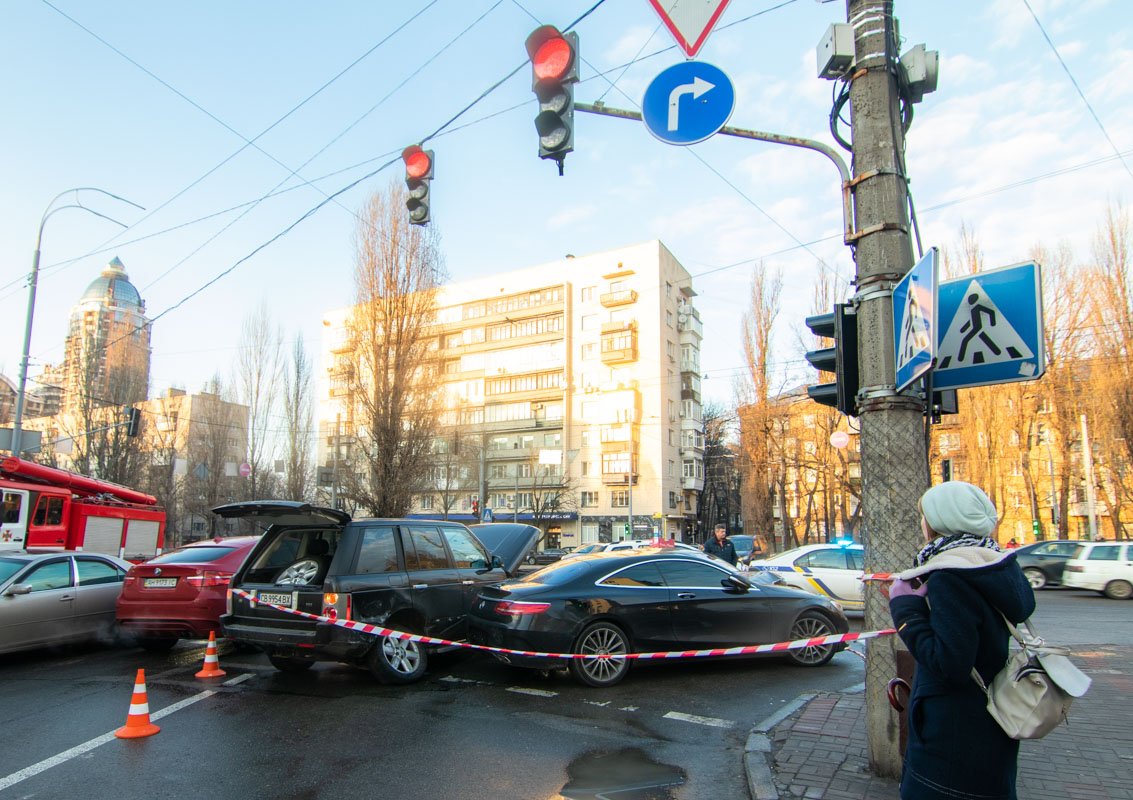 От удара Range Rover развернуло