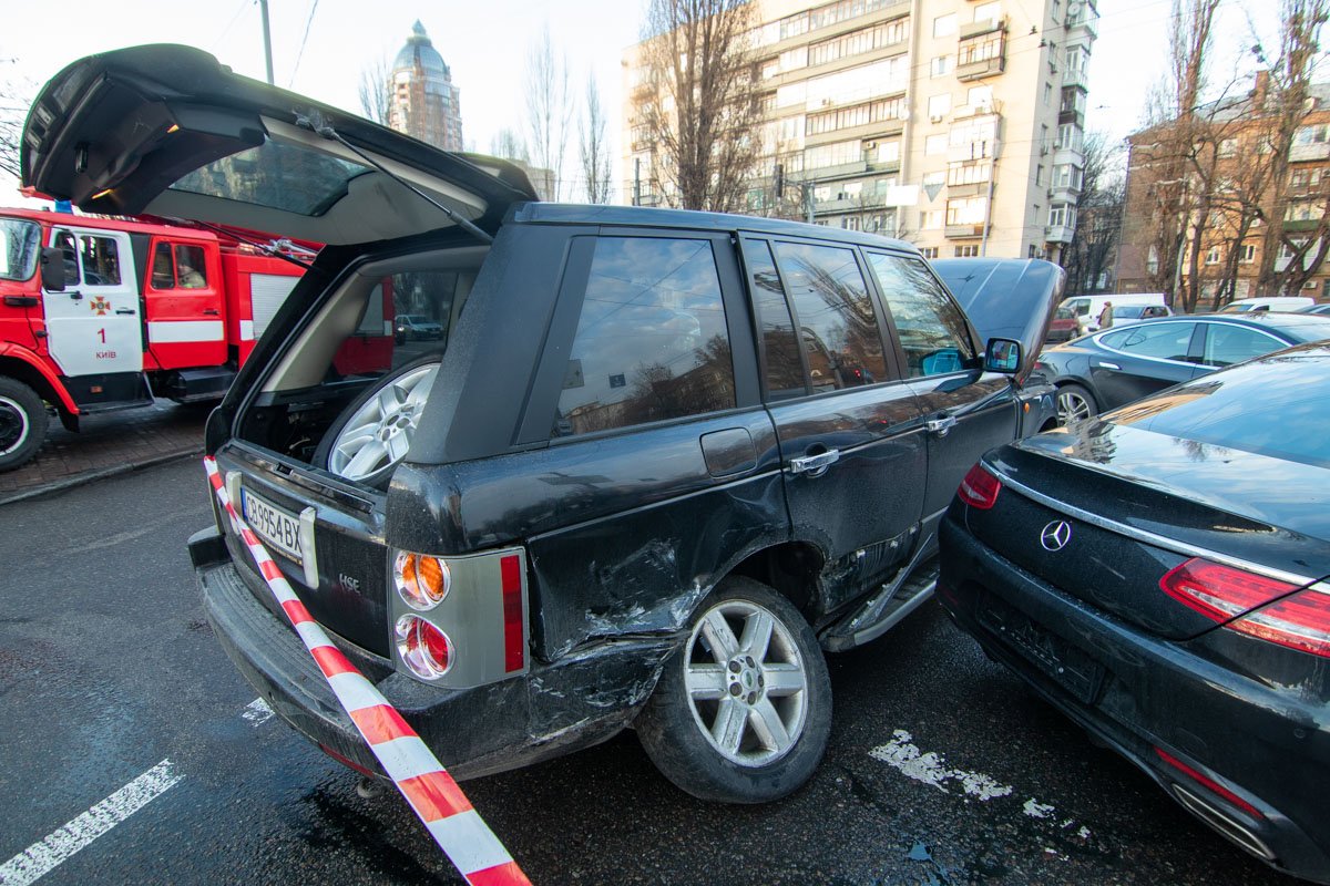 Мужчину из внедорожника забрала скорая помощь