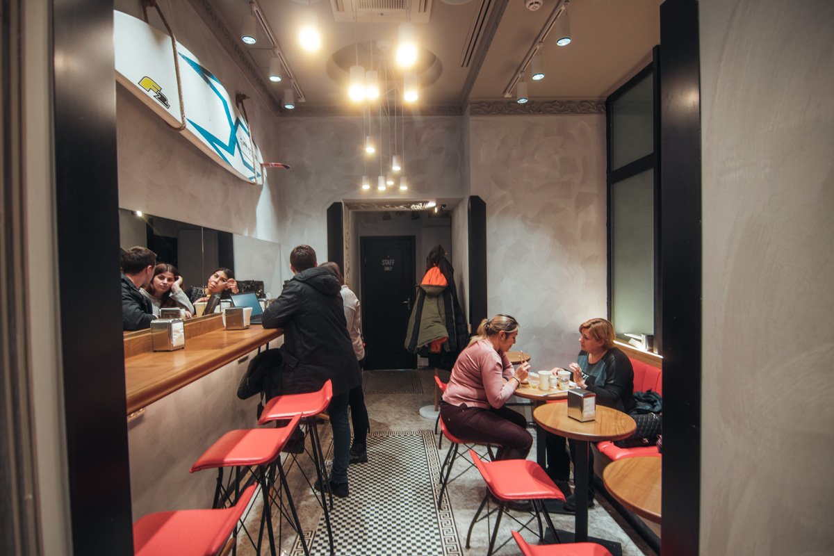 Помещение не большое, здесь может находится до 15 человек