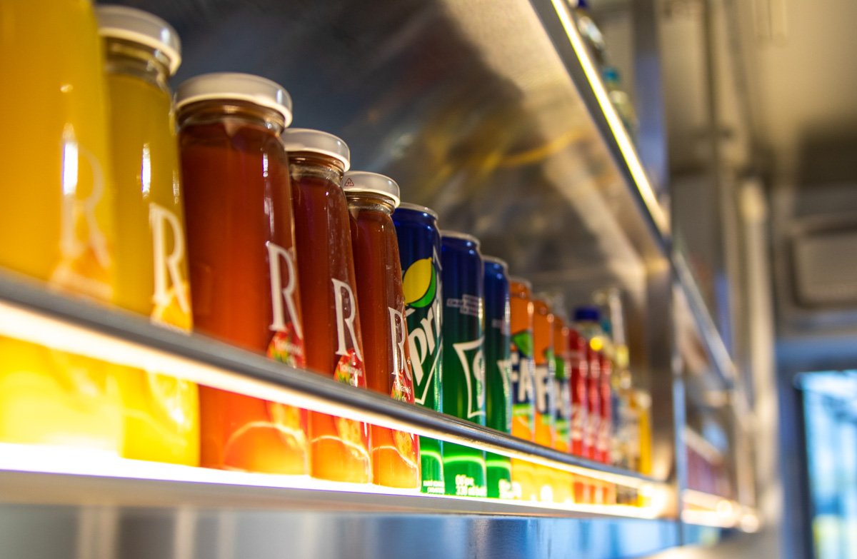 Из напитков на выбор вино, пиво, сладкая и обычная вода, а также соки