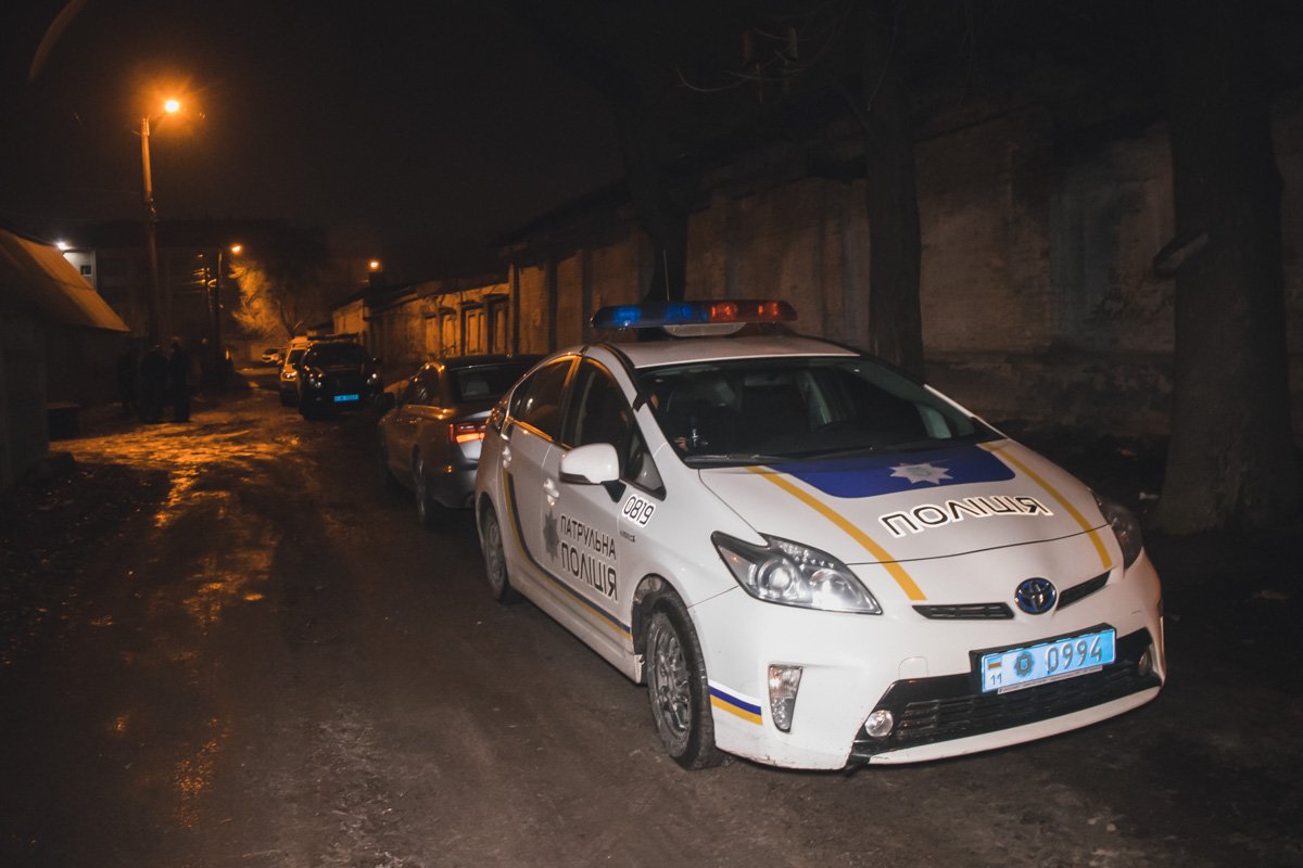 На улице у него с соседом произошла словесная перепалка, парень толкнул пожилого мужчину, тот упал на землю и ударился головой