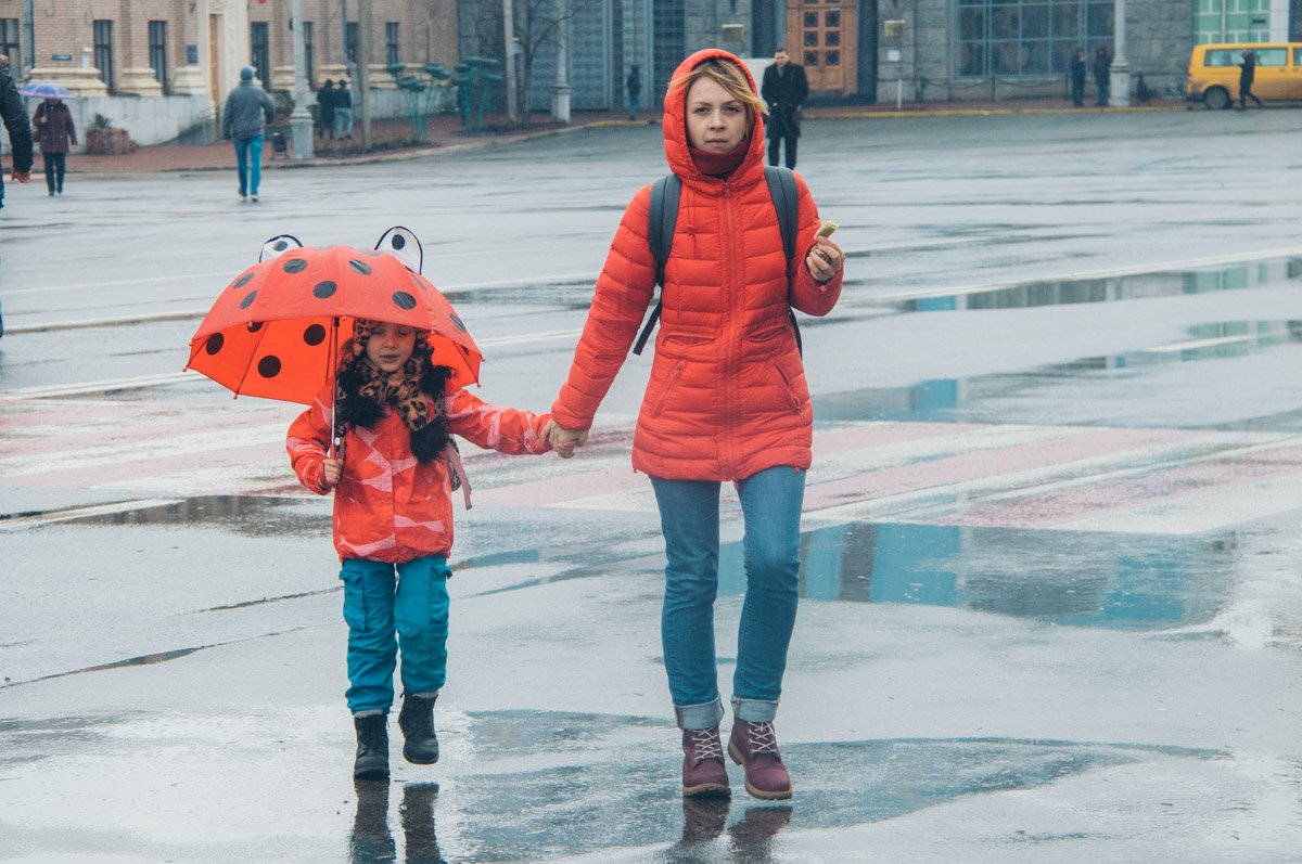 С мамой топать по лужам вдвойне приятно С мамой топать по лужам вдвойне приятно