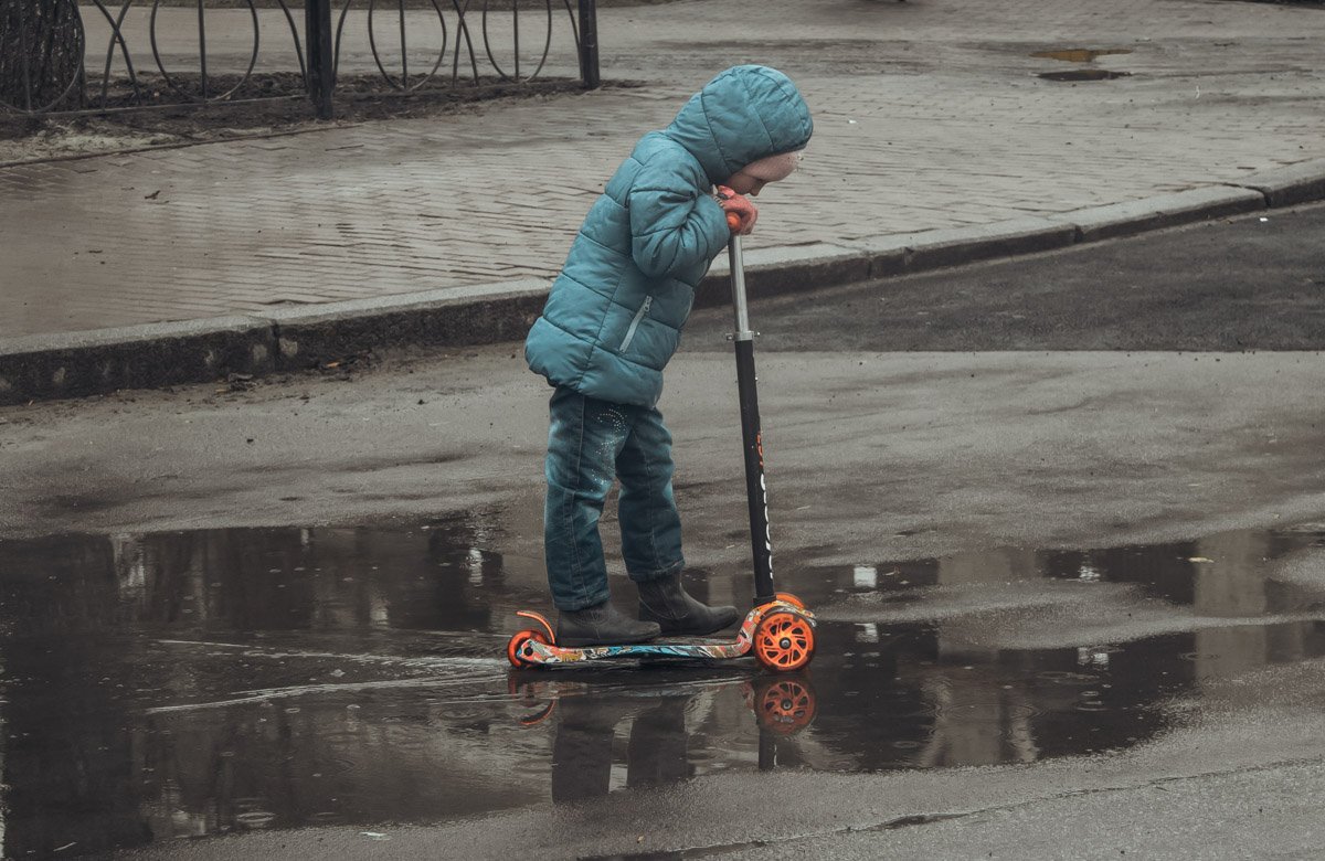 По лужам на самокате! Что еще нужно для счастья? По лужам на самокате! Что еще нужно для счастья?