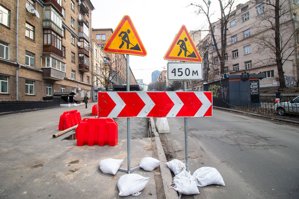 В связи с этим для автомобилей организовали объезд