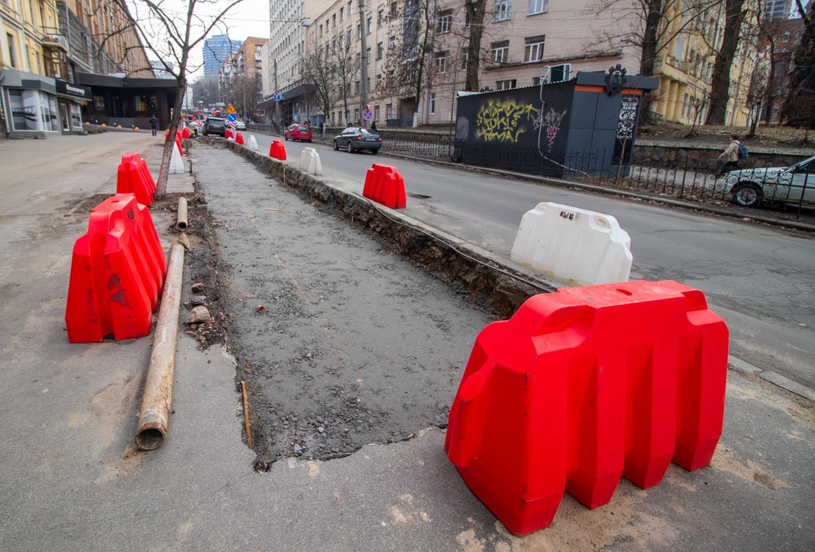 В ходе работ на улице появится новая схема двустороннего движения транспорта с разделительной линией