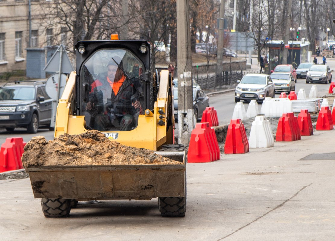 Это не первая улица, на которой коммунальщики начинают ремонт в этом году