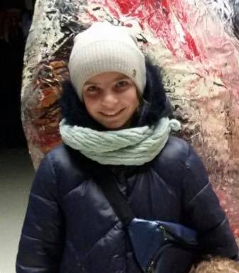 Гончаренко София была одета в синюю куртку с капюшоном 