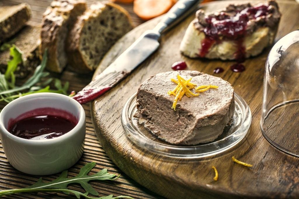Паштет из куриной печени, который подается с ягодным соусом за 99 гривен порадует ваши вкусовые рецепторы 