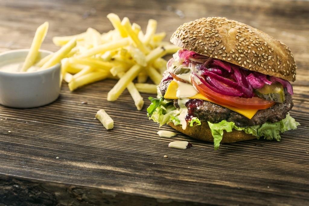 Традиционный фастфуд здесь заиграл новыми вкусами! Попробуйте фирменный бургер 139 гривен