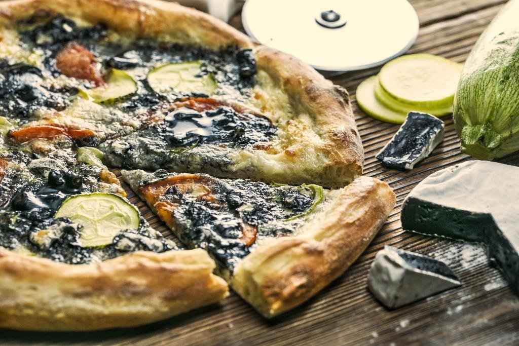 Необычная пицца с черным камамбером 