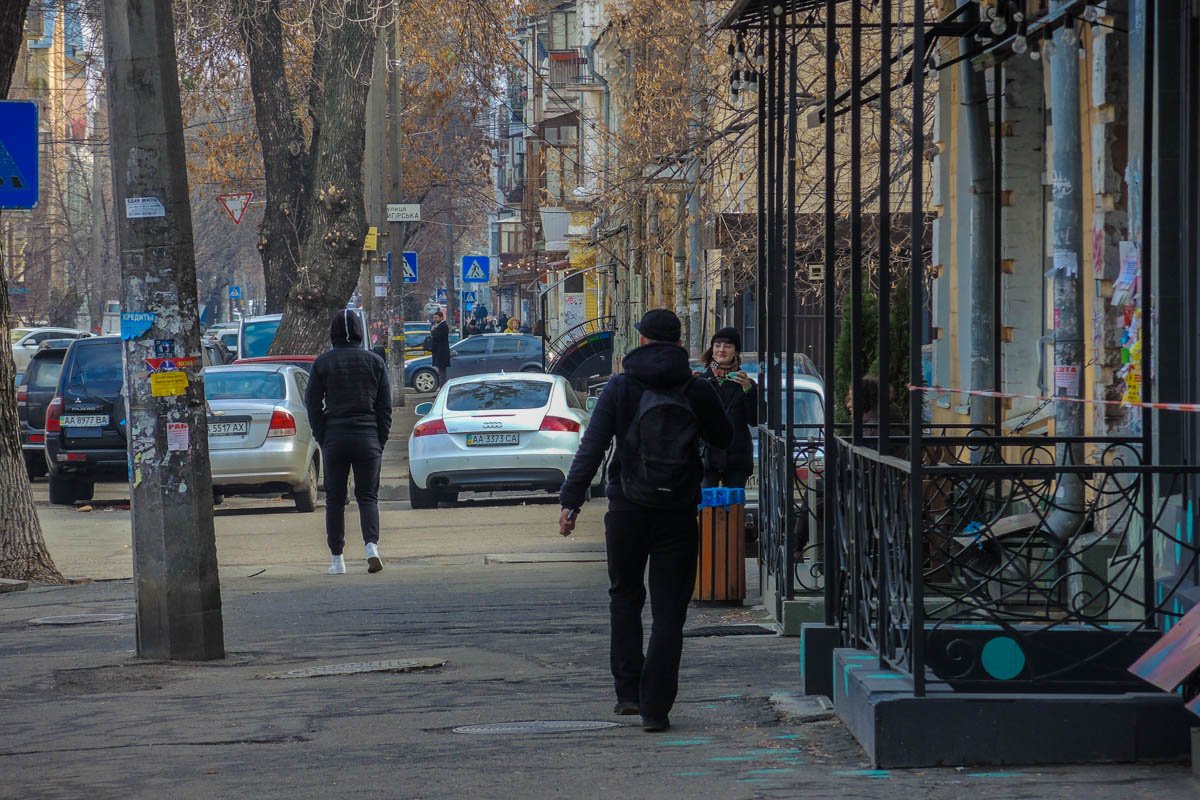 Что уж говорить о "грязных" от объявлений столбах на улице Что уж говорить о "грязных" от объявлений столбах на улице