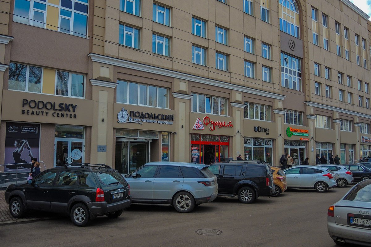 Вывески магазинов на стенах сделаны под единый формат, что уже неплохо Вывески магазинов на стенах сделаны под единый формат, что уже неплохо