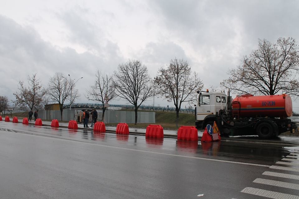 Собираются снести существующий тротуар и расширить таким образом проезжую часть почти в полтора раза Собираются снести существующий тротуар и расширить таким образом проезжую часть почти в полтора раза