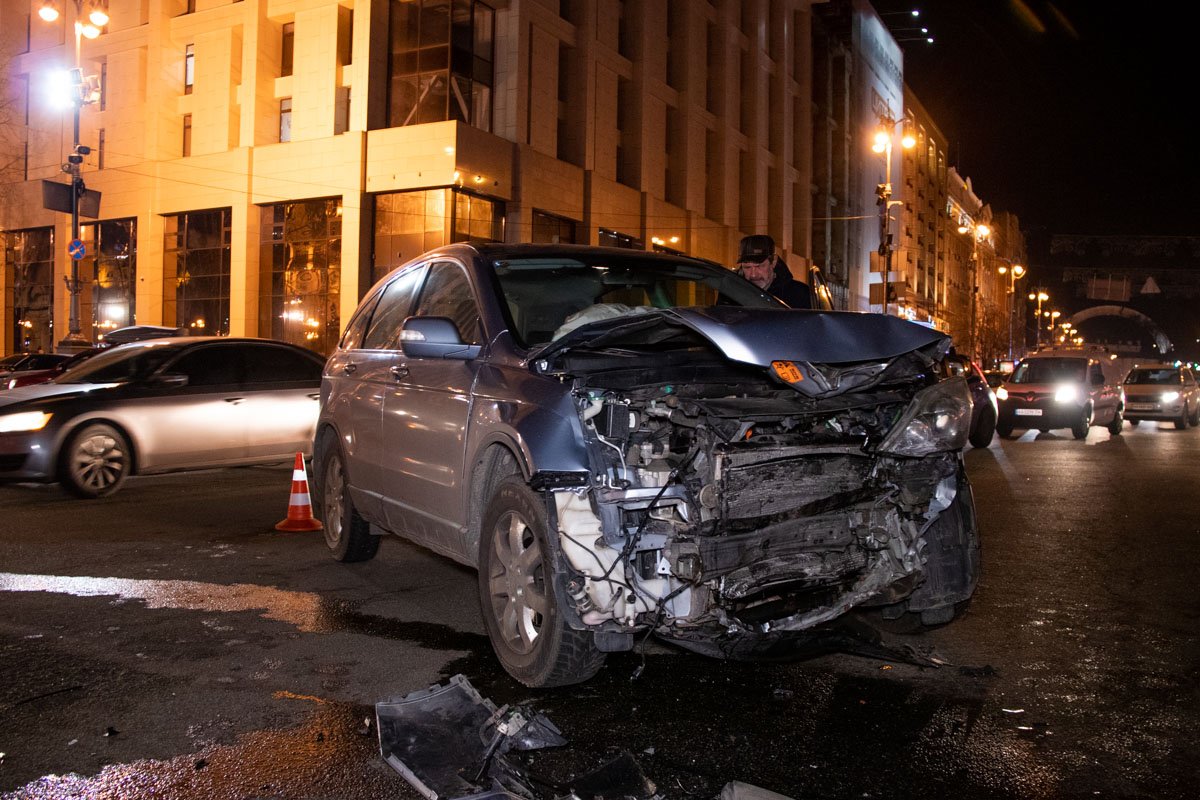 Honda CR-V выезжала на Крещатик со стороны Михайловской улицы, когда в нее влетел белый седан Volkswagen