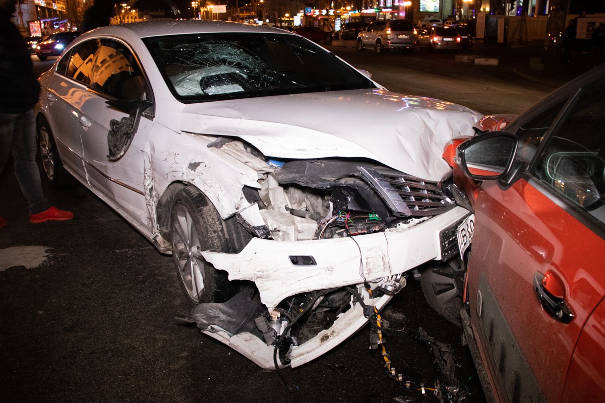 После этого "немец" не затормозил, врезавшись в стоящий на встречной полосе Citroen C3