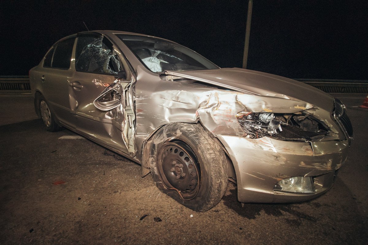 В Киеве на Северном мосту произошло ДТП с участием автомобиля Skoda