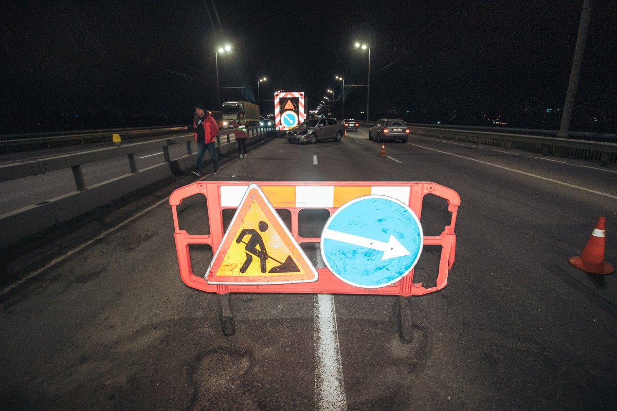 Однако водителю не удалось справиться с управлением и машина влетела в коммунальный прицеп, предварительно ударившись в отбойник 