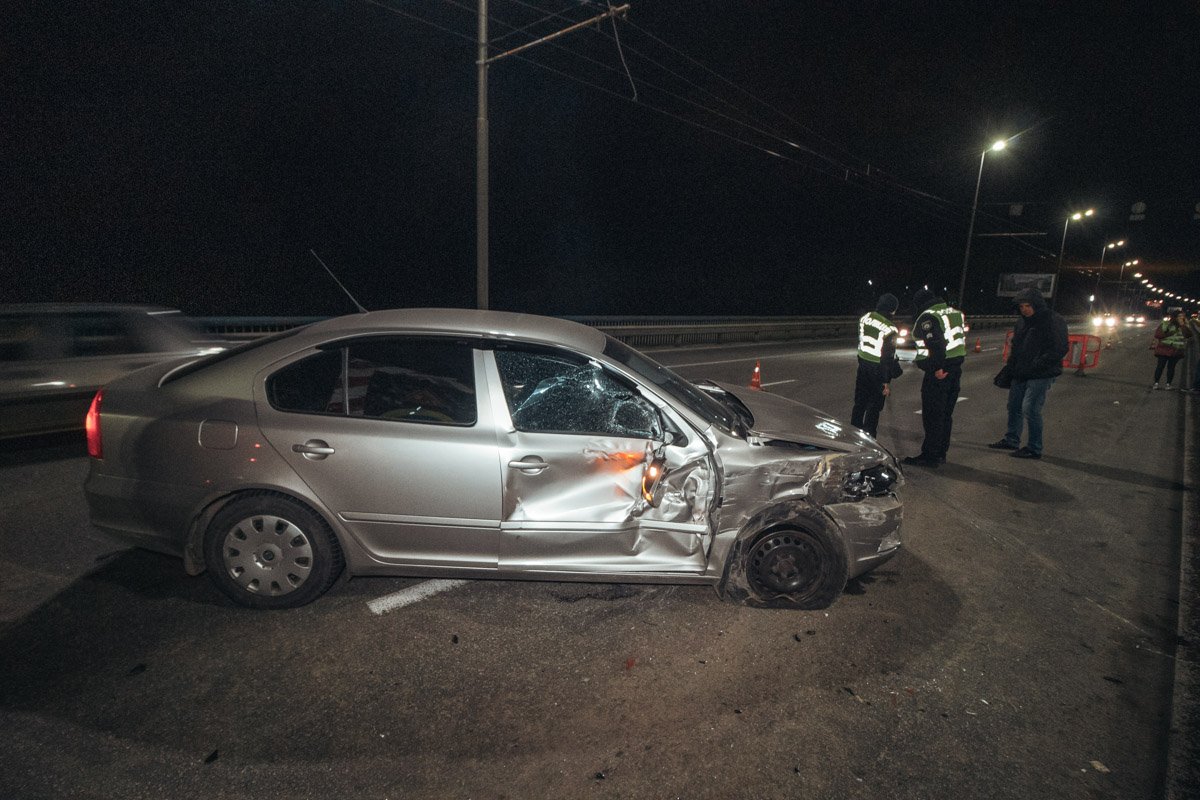 В результате ДТП у автомобиля повредилась передняя дверь с пассажирской стороны, а также бампер и фара 
