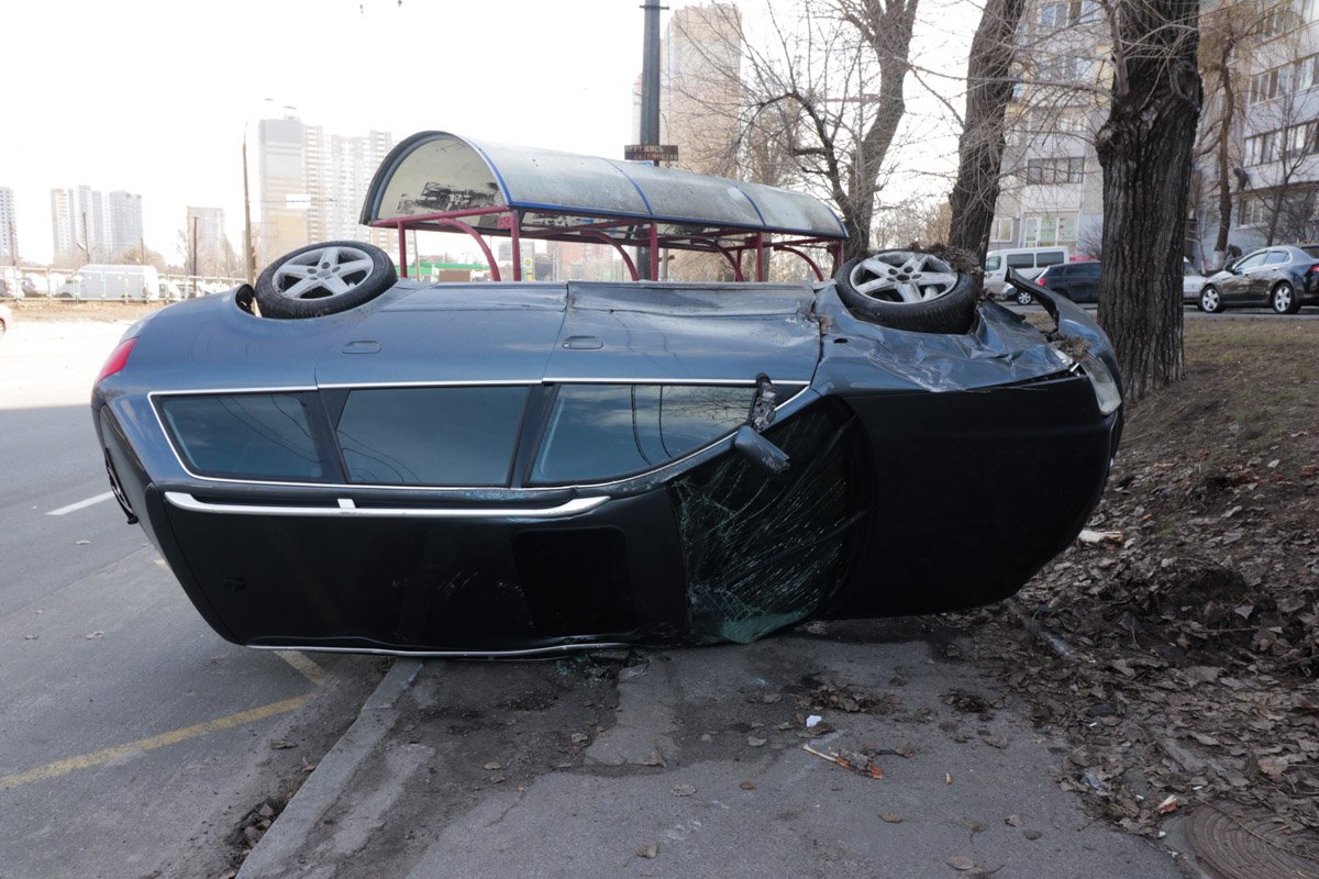 В результате чего Audi вылетела на тротуар, снесла остановку общественного транспорта и перевернулась