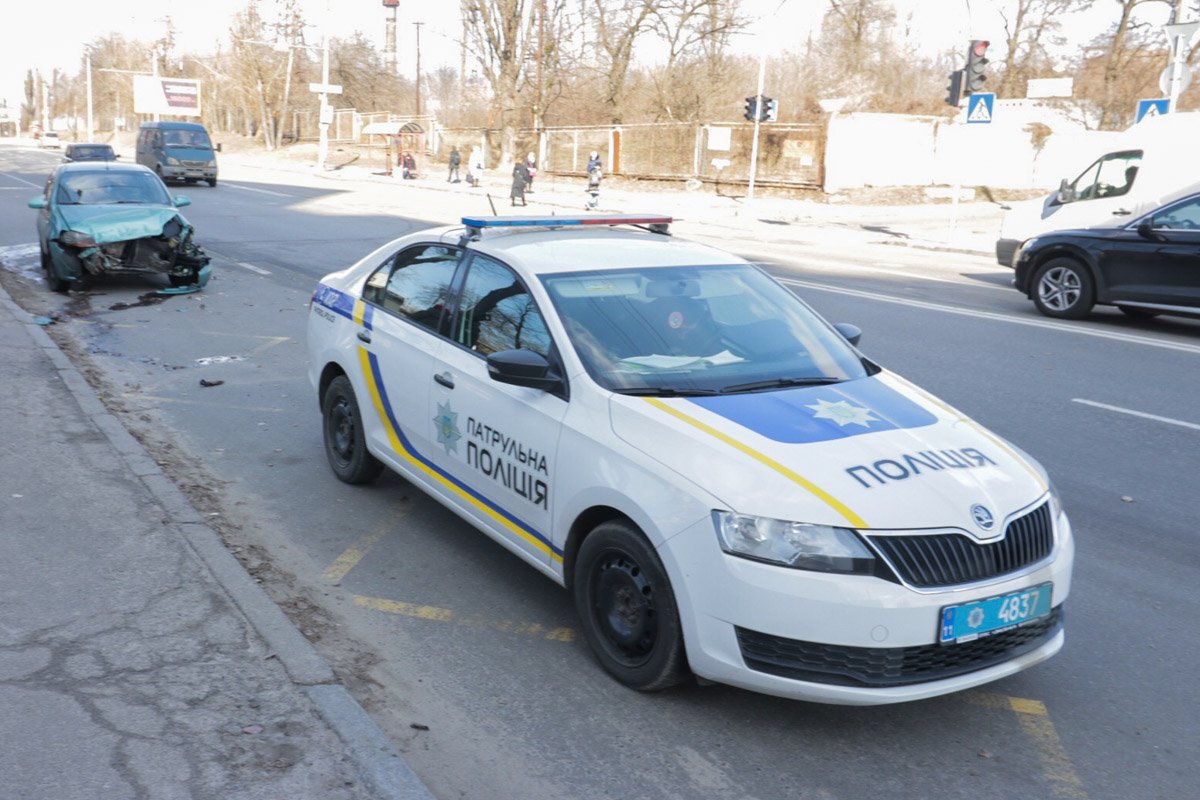 На месте работают патрульные полицейские, правоохранители общаются с очевидцами и выясняют подробности случившегося