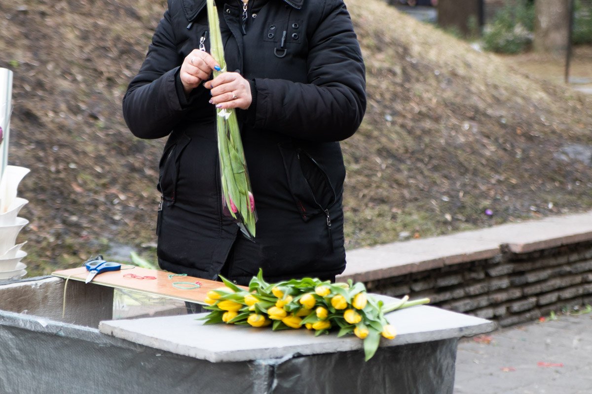 7 марта, перед станцией метро "Золотые ворота" образовались большие очереди из желающих купить цветы на 8 марта 7 марта, перед станцией метро "Золотые ворота" образовались большие очереди из желающих купить цветы на 8 марта
