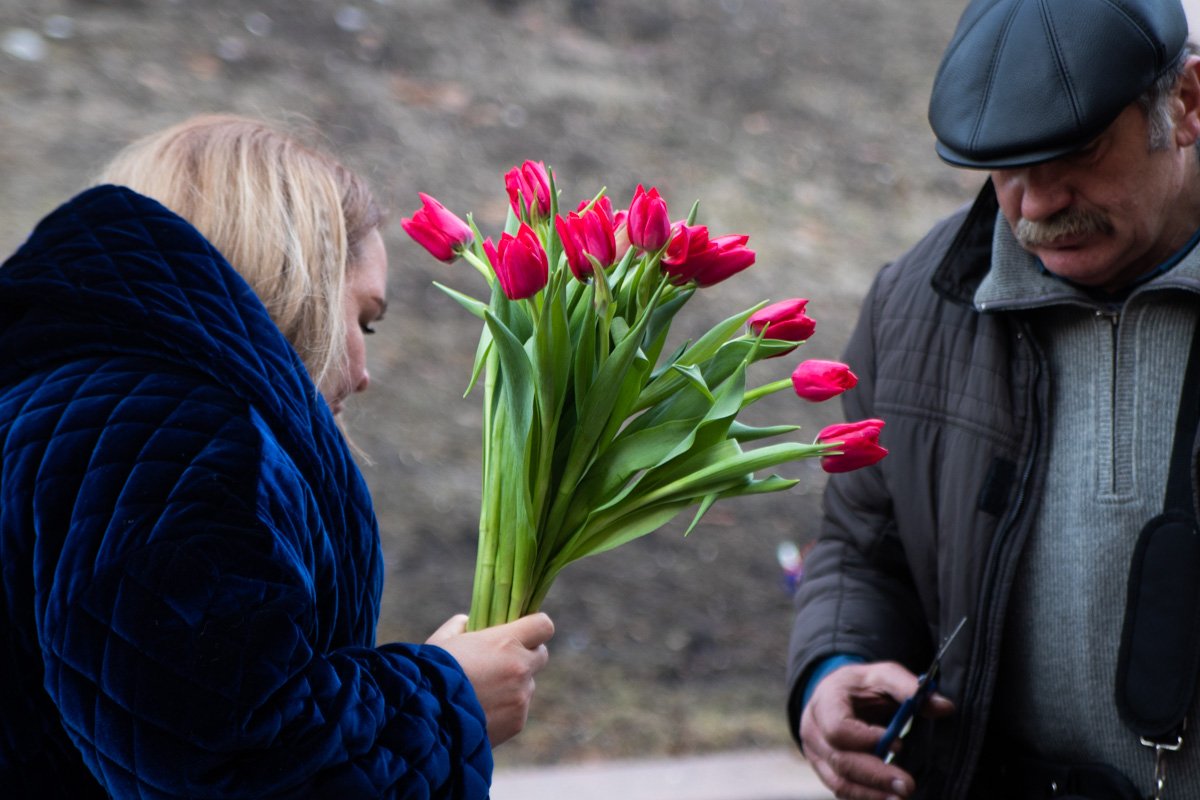 На территории перед входом на станцию образовалась стихийная ярмарка цветочников На территории перед входом на станцию образовалась стихийная ярмарка цветочников