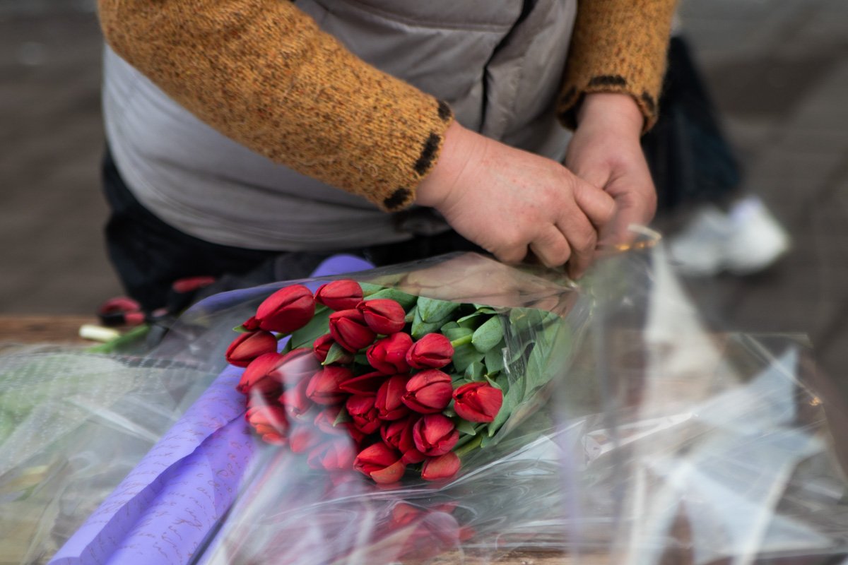 На ярмарке можно приобрести тюльпаны, розы и ирисы На ярмарке можно приобрести тюльпаны, розы и ирисы